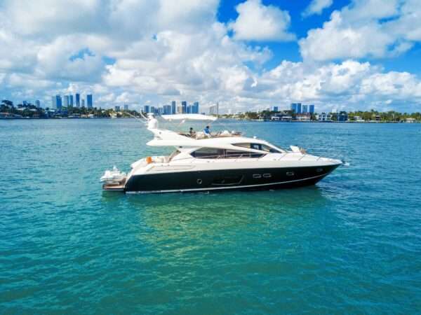 94' Sunseeker Flybridge (Includes: Jaccuzi)