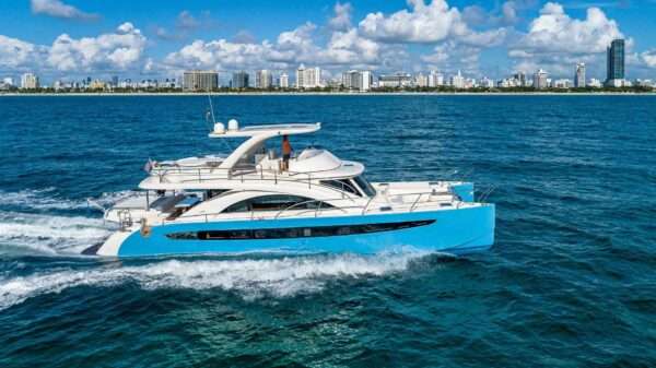 62' Catamaran Flybridge Blue