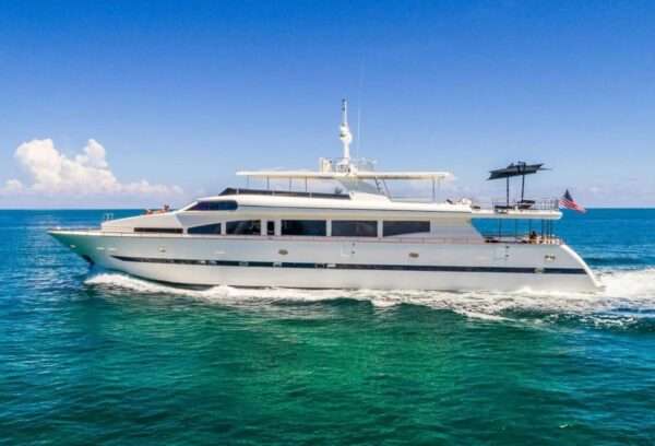 110' Horizon Flybridge (Includes: 2 Jetskis, Jacuzzi, Tender)